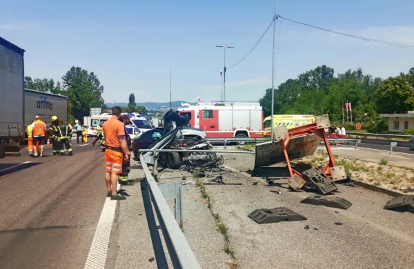 S tovornjakom jih je zrinil v ograjo