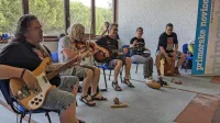 Prijetna popestritev delovnega dne z mini akustičnim koncertom 
Zmelkoow na koprskem sedežu Primorskih novic