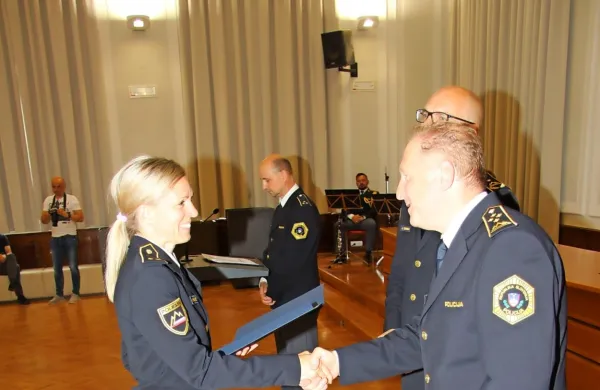 Direktor  novogoriške  PU  Evgen   Govekar (prvi  z  desne)  je  priznanje  
izročil  tudi  Katji  Ipavec,  pomočnici  načelnika  novogoriške  postaje  
prometne  policije.  