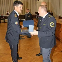 Blaž  Mlečnik, direktor  GRC  Ajdovščina (levo),  je  iz  rok  direktorja  
novogoriške  policijske  uprave  Evgena  Govekarja  dobil  bronasti  
znak  policije  za  sodelovanje.  