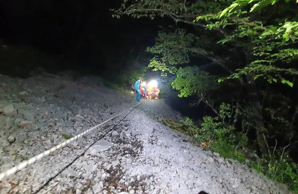 Skupina  jamarskih  reševalcev  je  z  usposabljanja  v Sežani  hitela  na  intervencijo  v  udornici  Risnik.