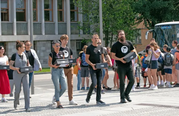 Piratska stranka je skupaj z Levico v DZ vložila več kot 5000 
podpisov v podporo predlogu dopolnitve zakona o lokalnih 
volitvah, s katerim predlagajo omejitev županskih mandatov na 
največ dva zaporedna mandata. 