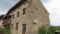 Hiša aleksandrink je zelo dotrajana, prenova je nujno potrebna. 