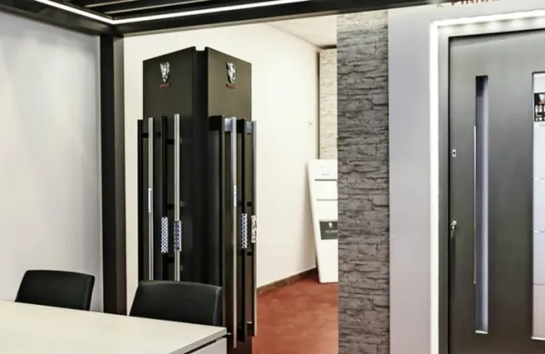 Foto: Pirnarjev butični salon vhodnih vrat in pergol se nahaja na 
Ferrarski ulici 5 v Kopru.