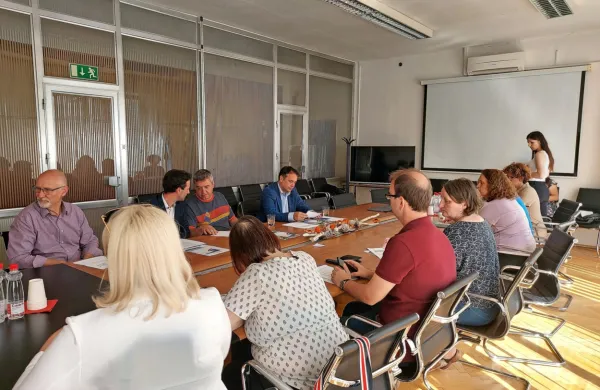 Program  srečanja Slovencev doma, v zamejstvu in po svetu so 
predstavili generalni tajnik izseljenskega društva Gregor Kocmur, 
predsednik društva Uroš Zorn, vipavski župan Anton Lavrenčič in 
minister za  Slovence v zamejstvu in po svetu Matej Arčon.