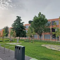 V okviru 5,5 milijona evrov vredne naložbe so  prenovili celotno 
stavbo,  od fasade, oken, vrat, inštalacij, do nove šolske kuhinje, 
hodnikov. Obenem so obnovili tudi tako imenovani šolski kare (za 
šolo), kjer so uredili učilnice na prostem,  prostor za igro in 
vsakodnevno druženje otrok,  mladostnikov in ostalih prebivalcev 
in varne dostope.