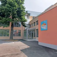 V okviru 5,5 milijona evrov vredne naložbe so  prenovili celotno 
stavbo,  od fasade, oken, vrat, inštalacij, do nove šolske kuhinje, 
hodnikov. Obenem so obnovili tudi tako imenovani šolski kare (za 
šolo), kjer so uredili učilnice na prostem,  prostor za igro in 
vsakodnevno druženje otrok,  mladostnikov in ostalih prebivalcev 
in varne dostope.