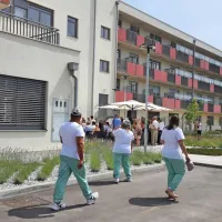 Med za zdaj tridesetimi zaposlenimi je 20 medicinskih sester in 
bratov. Zagnanih mladih in starejših z izkušnjami, vsi pa prihajajo 
iz domačega okolja.