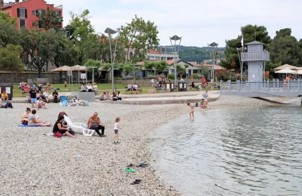 Ljudem s kroničnimi boleznimi dihal in krvnega obtoka priporočajo, da v času presežene opozorilne vrednosti ozona ostanejo v zaprtih prostorih.