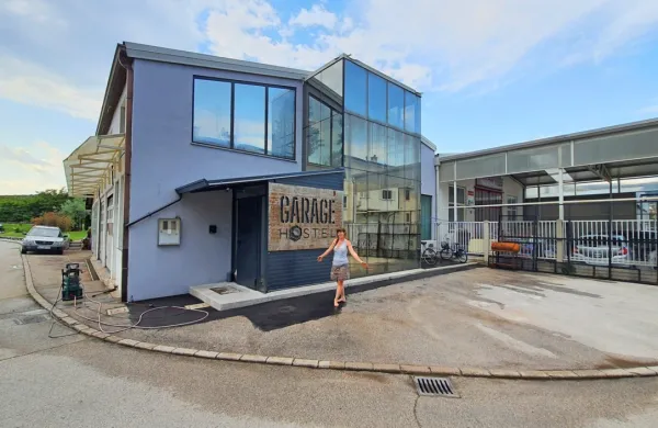 Garage hostel, ki nudi 20 postelj, je urejen v industrijskem slogu v 
skladu z okolico, v kateri se nahaja.
