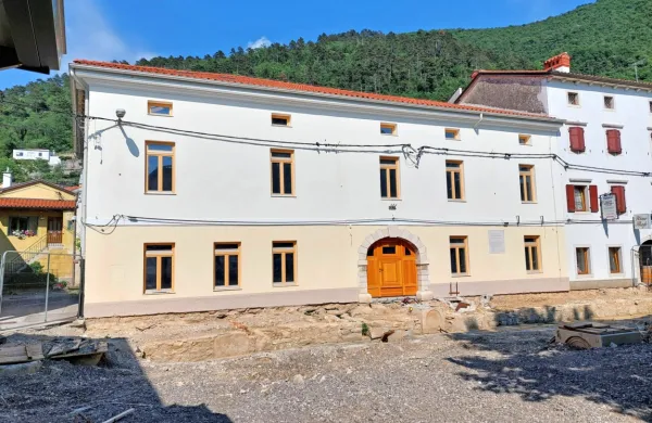 Stavba na Glavnem trgu 1 še vedno sameva in čaka na nadaljevanje obnove. Župan v njej vidi idealno mesto za sedež 
Primorske hranilnice Vipava.