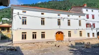 Stavba na Glavnem trgu 1 še vedno sameva in čaka na nadaljevanje obnove. Župan v njej vidi idealno mesto za sedež 
Primorske hranilnice Vipava.