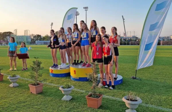 Dekleta AK Koper so doma osvojile pokalno zlato v štafetnem  teku 
na  4x300 metrov.