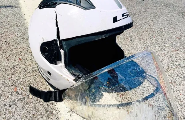 Čeh s kombijem čelno v motorista