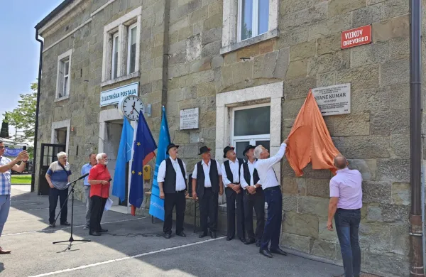 Društvo ljubiteljev železnic Ilirska Bistrica je ob 150-letnici proge 
na poslopju železniške postaje v Ilirski Bistrici odkrilo spominsko 
ploščo slikarju in pedagogu Stanetu Kumarju.