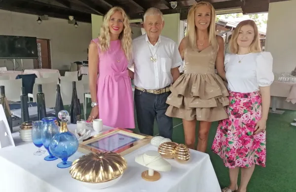  Oskar Kogoj je ponosen na hčerki Natašo (prva z leve) in Katjušo 
tretje z leve) ter   Jasno Martinšek Sivec, ki so duše galerije Oskar 
Kogoj Nature Design.     