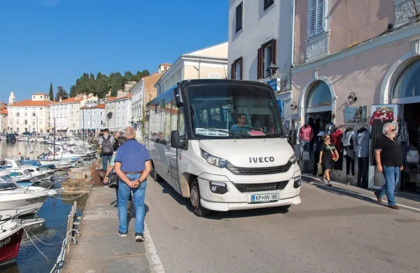 Obiskovalkam in obiskovalcem mesta na občini predlagajo, da v 
času poletnih omejitev izkoristijo možnost parkiranja v garažnih 
hišah Fornače in Arze in za vstop v mesto izberejo brezplačni 
avtobus, ki povezuje parkirišče Fornače in Tartinijev trg.