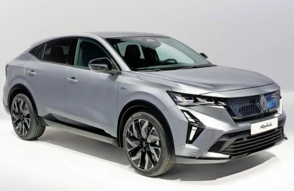 Uspešna prodaja manjšega Renaultovega križanca arkana, pri nas 
pod imenom conquest, je na štartno vrsto logično postavila še 
večji SUV s kupejevsko obliko.