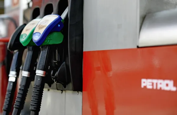 Italijan  je natočil  nekaj litrov   goriva na  Petrolovi  bencinski  črpalki, 
a  je kmalu ugotovil, da  nima  denarja,  zato  je tam  kot  jamstvo  
pustil   uro  in  telefon.  