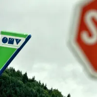 Ko  je  hotel  plačati  račun,   se  je  z denarjem  odpeljal  na  napačni,  
OMV-jev  bencinski  servis.    