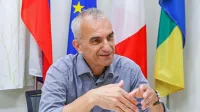 Ankaranski župan Gregor Strmčnik je prepričan, da bodo še v tem 
mandatu krajani dočakali številne rešitve, ki jim bodo olajšale 
življenje. Ali se bo potem potegoval še za tretji mandat, ostaja 
zavito v skrivnostni nasmešek. Kaže pa, da ga privlači misel na 
upokojitev. 