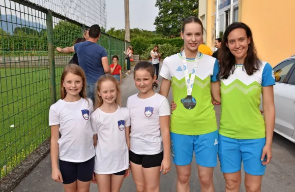 Maja Corsi (z odličjem) v družbi s trenerko Saro Pregelj in  obetavnimi  cicibankami Keli Ludvik, Elo Stibilj 
in Žanet Šinigoj  