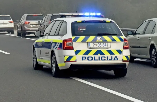Novogoriški policisti  so  včeraj  poskušali  ustaviti  voznika  sivega  
mercedesa,  a  je  ta  samo  še  pospešil  in  odpeljal  v  Italijo  ...  ter  
kmalu zatem nazaj  na  domači  teren (fotografija je  simbolična).    