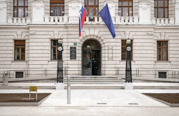  Vrhovno sodišče je potrdilo zaporno kazen za Miloša Njegoslava 
Milovića,  znanega tudi zaradi svetovanja premierju Robertu 
Golobu o varnostnih vprašanjih.