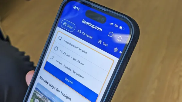 

Prevaranti uporabniku Bookinga ponudijo možnost za vnovično 
rezervacijo nastanitve in plačilo preko povezave v sporočilu. 