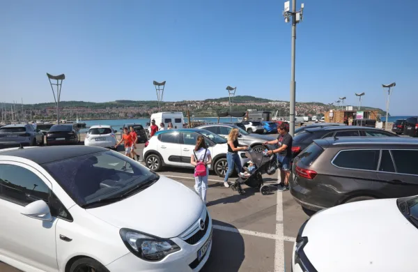V naslednjih tednih bo občina uresničila tudi napoved in del 
Ukmarjevega trga razbremenila mirujočega prometa ter na njem 
vzpostavila več različnih rab javnega prostora.