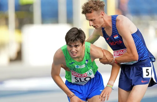 Hrvat Dino Bošnjak je onemoglega Slovenca Vida Botolina skoraj 
nesel v cilj teka na 5000 metrov.