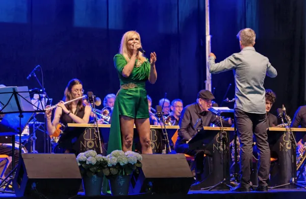              Nuša Derenda je ob spremljavi   Big Band NOVA  prepevala svoje 
najbolj znane pesmi in uspešnice drugih slovenskih izvajalcev.