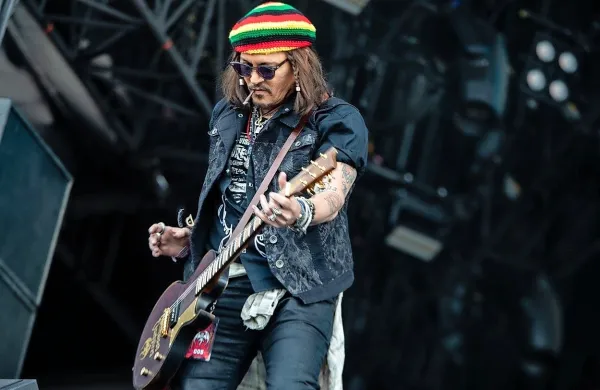 Johnny Depp na rockerski turneji dopolnil 60 let