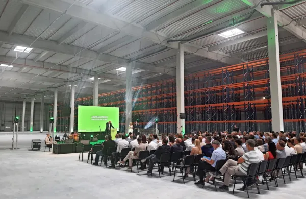 V centru naj bi za začetek zaposlili od 200 do 300 ljudi. 