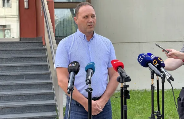 Kot je v četrtek povedal Aleš Slapnik iz celjske kriminalistične 
policije, so k preiskovalnemu sodniku s kazensko ovadbo zaradi 
suma storitve kaznivega dejanja zanemarjanja mladoletne osebe 
in surovega ravnanja pripeljali mater otroka in njenega partnerja.