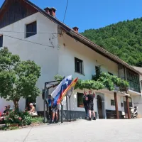 Domačija Podobnik, ki je 23. junija 1943 pogorela s še osmimi, je 
gostila spominsko slavje. 