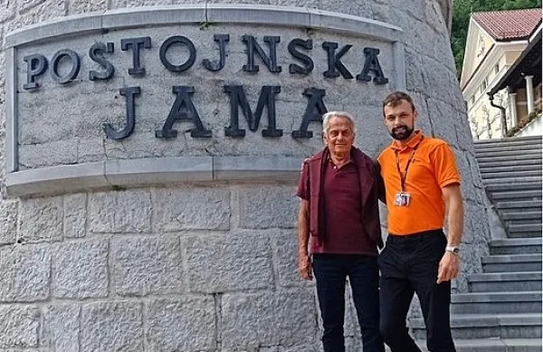 Eduardo Strauch, eden od preživelih v letalski nesreči urugvajske 
ragbijske ekipe v Andih leta 1972, je obiskal Postojnsko jamo. 