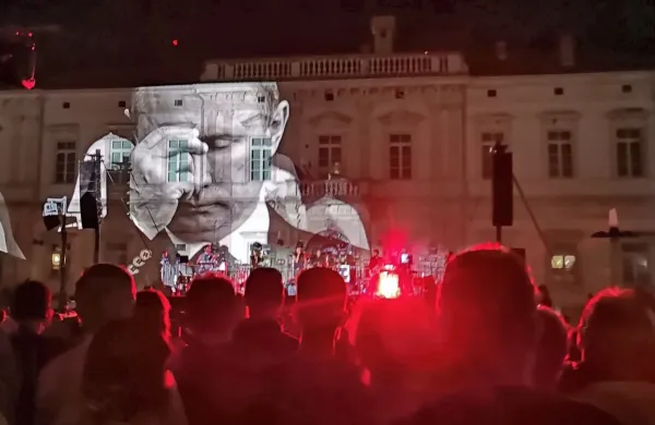 Na pročelju piranskega sodišča se je takole izrisal Vladimir 
Putin.