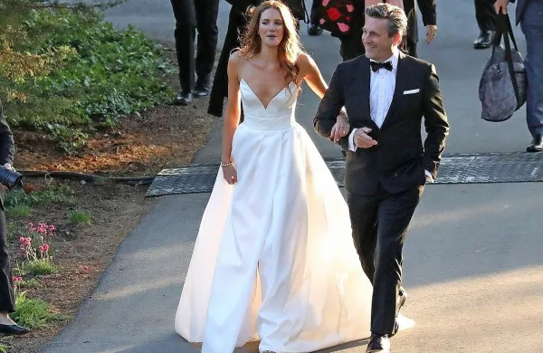 Anna Osceola in Jon Hamm sta se poročila v kanjonu Anderson ob 
kalifornijski obali, prav tam, kjer sta se sicer leta 2015 prvič 
spoznala na snemanju zadnjega dela serije Oglaševalci.