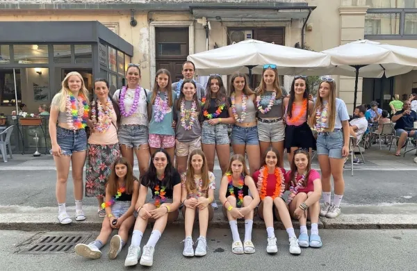 Dve ekipi deklet starostne kategorije do 13 let Odbojkarskega 
kluba Izola  sta uspešno tekmovali na 24. turnirju Summer 
Volley.
