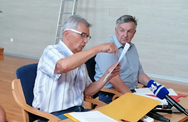    “Vladi in državnemu inšpektoratu smo poslali javni poziv, da 
ustavita proizvodnjo asfalta v vasi,” je poudaril vodja CI Miloš 
Nemec.       