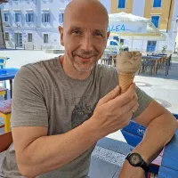 Voditelj Aleksandar Stanković si je privoščil oddih na Carpacciovem trgu v Kopru.   