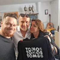 Stevo Vujič (v sredini) s članom snemalne ekipe in   novinarko in 
urednico HRT  Sanjo Mikleuševič Pavić, ki je zadolžena   za raziskovalni del serije Vjetar u kosi.