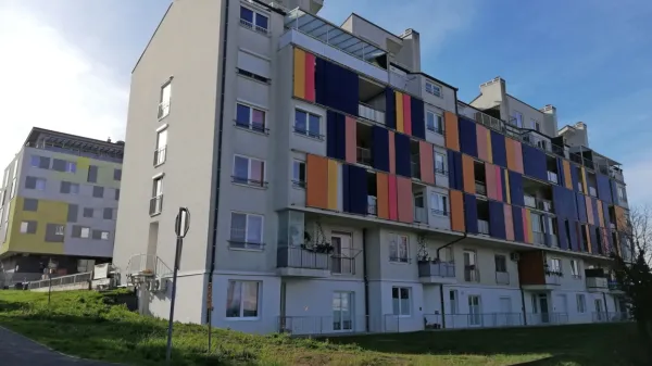 Neprofitni blok Livade  je iz leta 2009.   