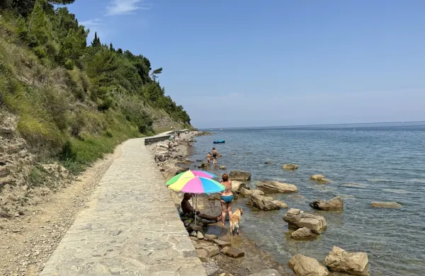 V Fieso po mir in ti&scaron;ino, a pazljivo zaradi kru&scaron;enja klifov