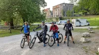 Vodene  kolesarske ture v regijo  privabljajo vse več tujcev. Na fotografiji skupina kolesarjev ob ruševinah gradu Haasberg v bližini Planine. 