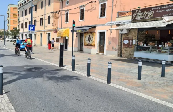 Od  prihodnje sobote bo med vikendi na Pristaniški ulici  deloval  
potopni valj, na semaforju pa bo gorela rdeča luč, ki bo prepovedovala vožnjo. Dovoljena bo le stanovalcem in  intervencijskim vozilom. 
