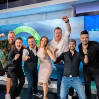   



Skupinska vesela fotografija: Mejaši, Ličen in Martina, na horuk!
