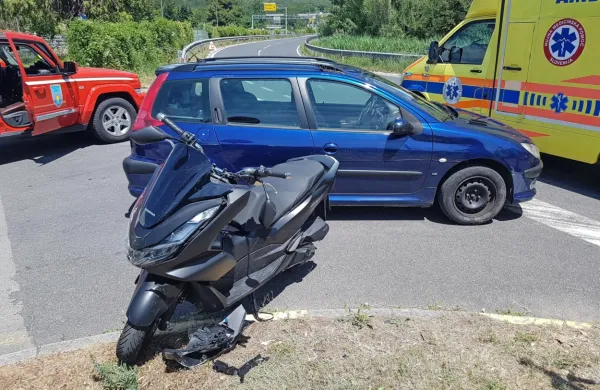 Na Bivju je voznik z avtom presekal pot motoristu.