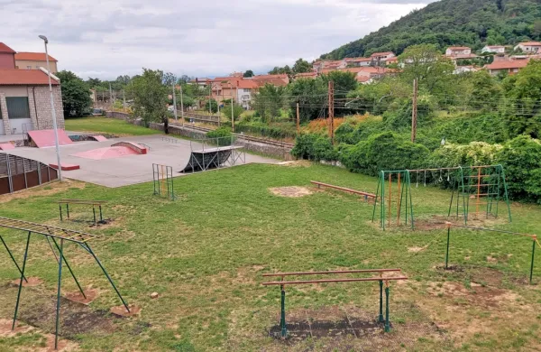  Večina elementov v obstoječem parku je dotrajanih, ocenjujejo na 
občini, zato je čas za celovito prenovo območja ob Ljudski 
univerzi.